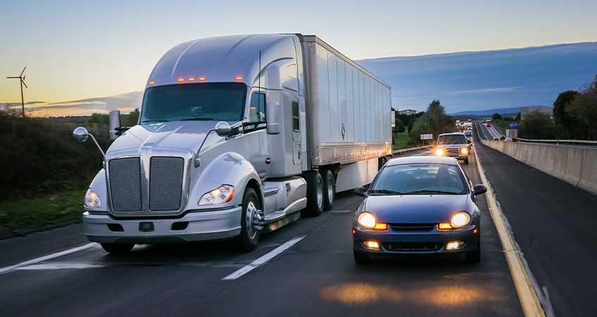 Driving-Near-Large-Semi-Trucks-These-5-DOs-DONTs-Will-Keep-Accidents-At-Bay-03pcv.jpg